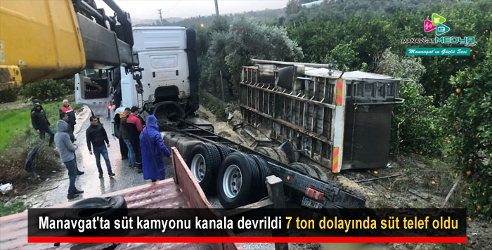 Manavgat'ta süt kamyonu kanala devrildi 7 ton dolayında süt telef oldu