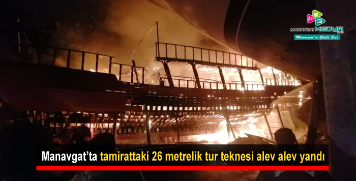 Manavgat'ta tamirattaki 26 metrelik tur teknesi alev alev yandı